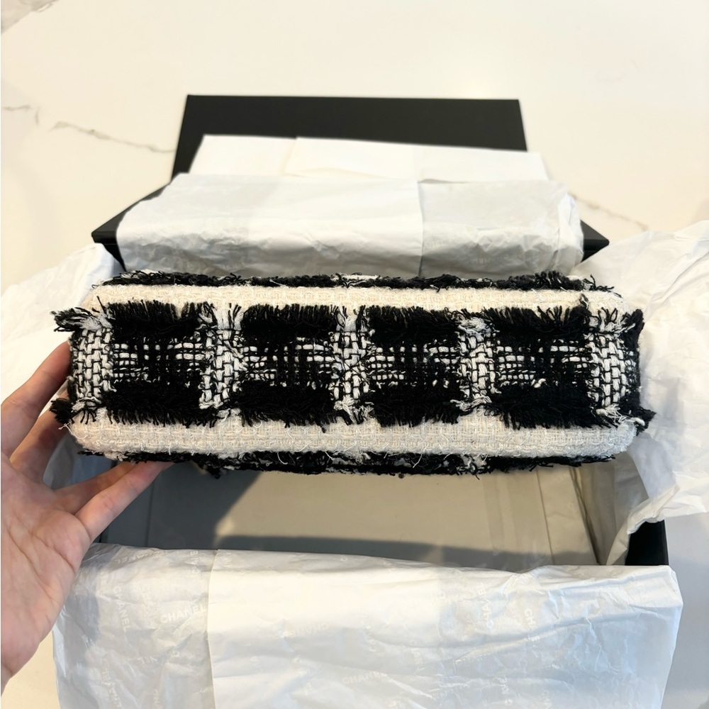 Like New Chanel Medium Classic Flap in Tweed - Picture 3 of 11